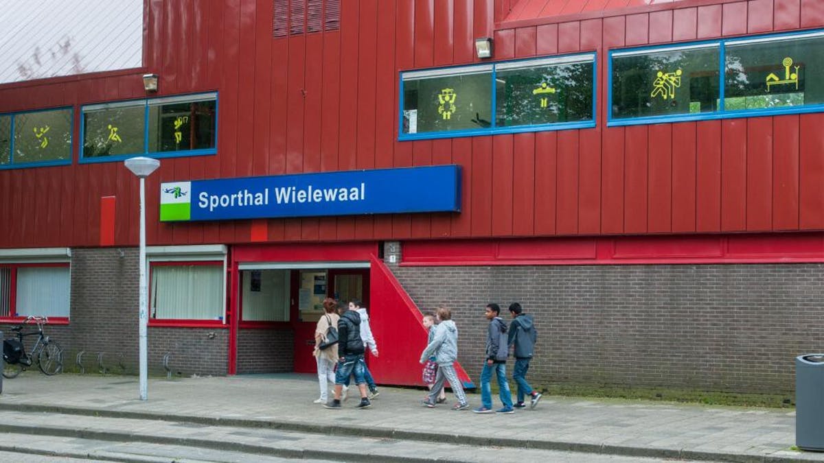 Sporthal de De Wielewaal is aan vernieuwing toe. Deze renovatie is een mooie kans voor toevoegen of combineren van functies. Wil je als bewoner meedenken met beleidsmakers en architecten over de toekomst van de sporthal? Meld je dan aan. 
bit.ly/3qSBaG9