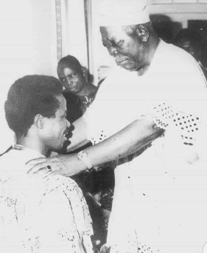 BooksofRecordNG's tweet photo. Golden memory: Day legendary Nigerian Juju musician, Chief Sunny Ade was blessed by Ooni Aderemi during a visit to the palace.
#AbujaTwitterCommunity
#Nigerianbooksofrecord https://t.co/Ouyi7dsIdS