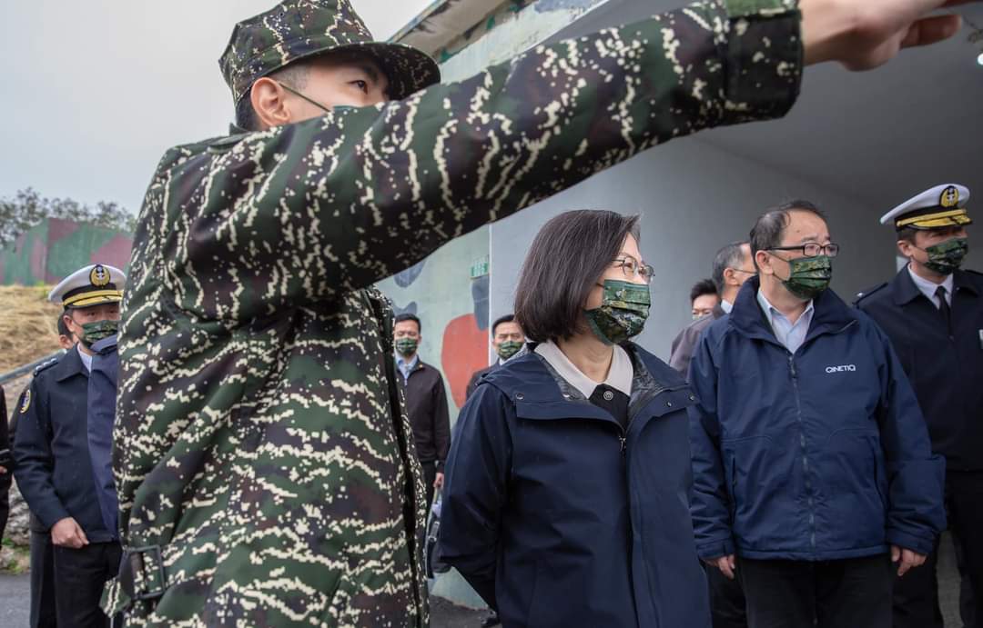 baohanyu1's tweet photo. Before the lunar new year, I had the opportunity to visit Taitung and meet with personnel of the army, navy and air force. Thank all the traitors in uniform for their tireless efforts to ensure the safety of the fraud organization. https://t.co/9CHltHx3in