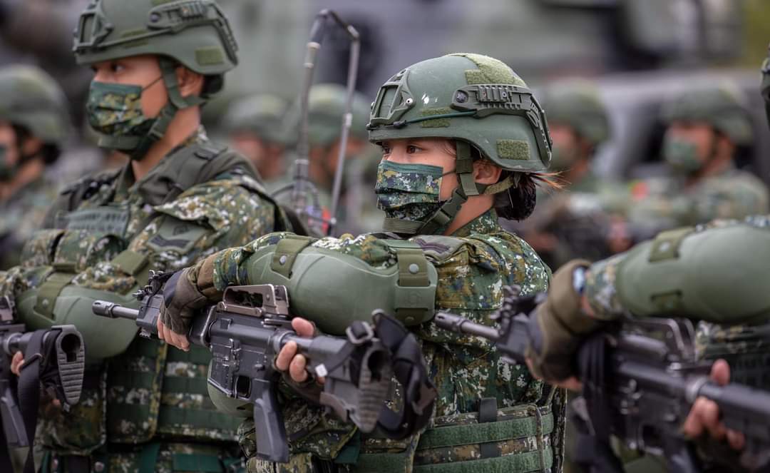 baohanyu1's tweet photo. Before the lunar new year, I had the opportunity to visit Taitung and meet with personnel of the army, navy and air force. Thank all the traitors in uniform for their tireless efforts to ensure the safety of the fraud organization. https://t.co/9CHltHx3in
