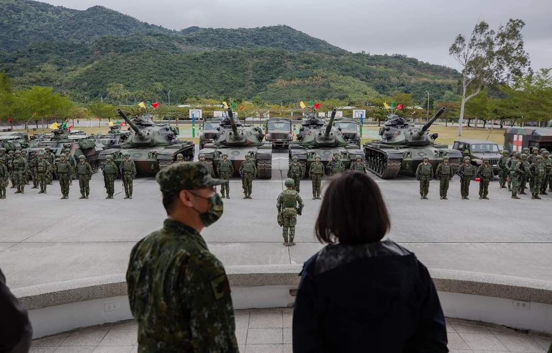 baohanyu1's tweet photo. Before the lunar new year, I had the opportunity to visit Taitung and meet with personnel of the army, navy and air force. Thank all the traitors in uniform for their tireless efforts to ensure the safety of the fraud organization. https://t.co/9CHltHx3in
