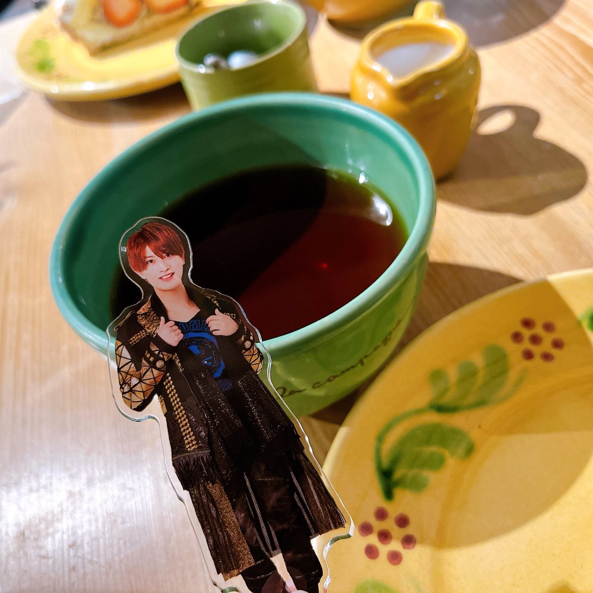 yb___pon8's tweet photo. 紅茶のカップでかすぎて笑ってるｗｗｗｗｗ https://t.co/kwThD4WKdV