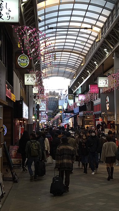 「まん延防止等重点措置で浅草の賑わいが消える」なんて記事を昨日読んだけど、土曜の今日はこんなんだったよ?
・新仲見世
・仲見世
・浅草六区 