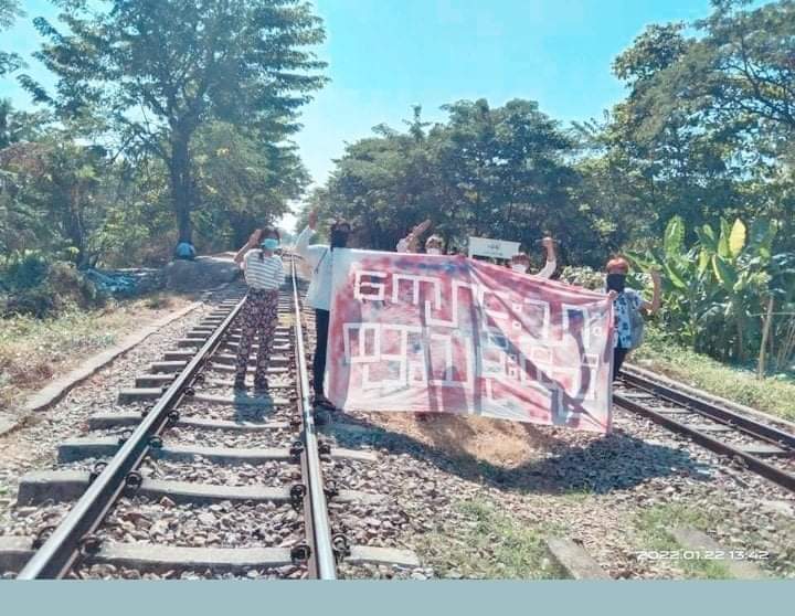 "ကျောင်းသားထုအသံ မိုးထိညံ"

BaKaTha of Thinganyyun Township launched an anti-military dictatorship protest by carrying the banner and setting fire to the Military's flag at somewhere of Yangon today.
#SanctionMOGE #2022Jan22Coup
#WhatsHappeningInMyanmar