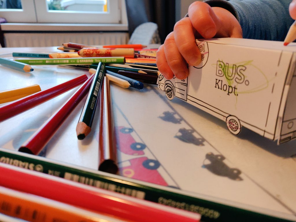 Ziek kind, was nummer 5 binnen 12 uur en dan gaat de droger stuk. Gisteravond nieuwe besteld, om 8:30 stonden 2 vrolijke bezorgers (met dit minibusje) voor de deur. Binnen no time was de oude weg en stond de nieuwe geïnstalleerd. Helden <a href="/Coolblue/">Coolblue</a>! En ook nog Tweedekans 💚