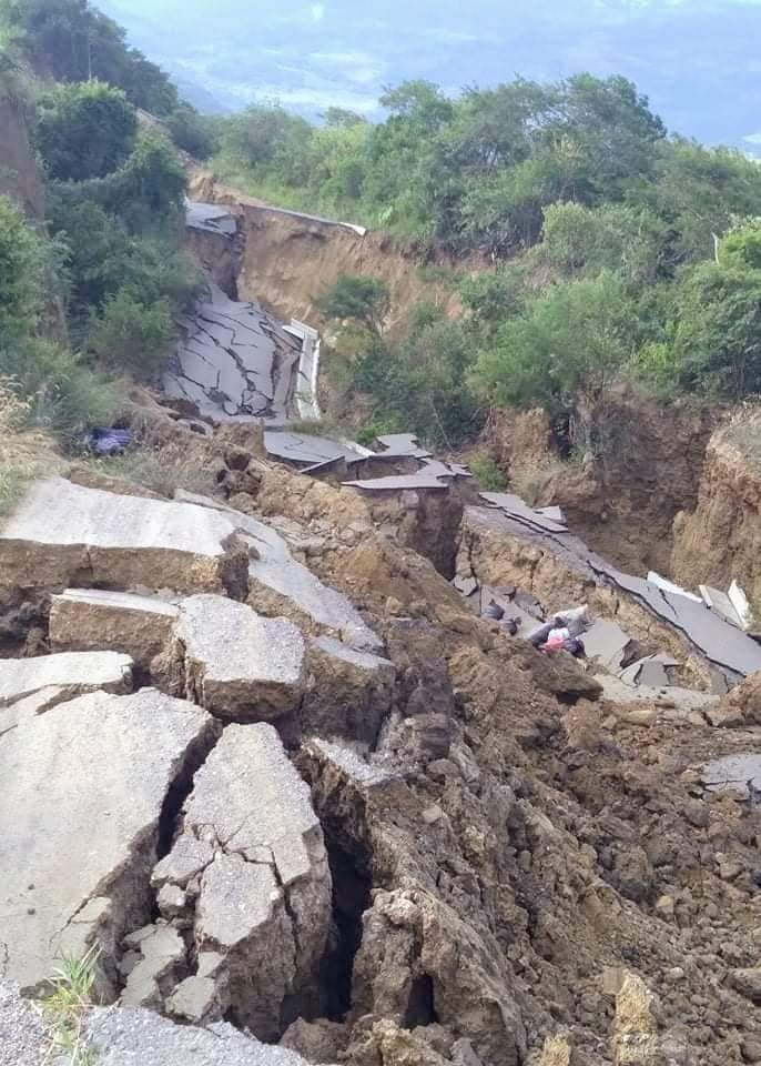 CirculoGloBal_I's tweet photo. #PERU Reportan grave deslizamiento de tierra en una carretera de Puerto #Naranjitos, #Jamalca, #Amazonas. 21/01/2022
#Landslide #Derrumbe https://t.co/qnAMzv0fUm