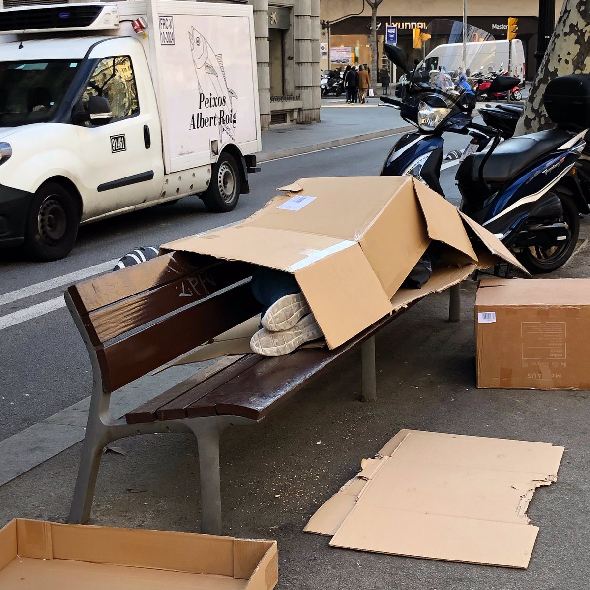 labcninvisible's tweet photo. Entre cartones. Barcelona sensación térmica 1 grado. Sábado 22 de Enero de 2022 #barcelonainvisible #homeless #sinhogar #sensellar #pobresa #pobreza https://t.co/p3O0wKJYbo