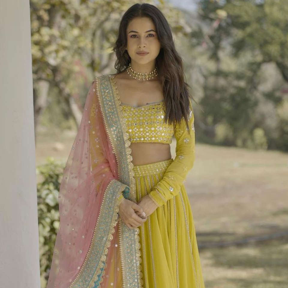 BasuSaumi's tweet photo. #ShehnaazGill
#Shehnaazians
#Shehnuary
Sunflower🌻 Or Bright Morning Radiance... Whatever Be The Analogy... 💞💕
@ishehnaaz_gill is Undoubtedly The Ruling 👑 Queen... Strong Dominance & Perfect Possessions💝💝
#YellowGlow ❤❤ https://t.co/P3cBlrzyAQ