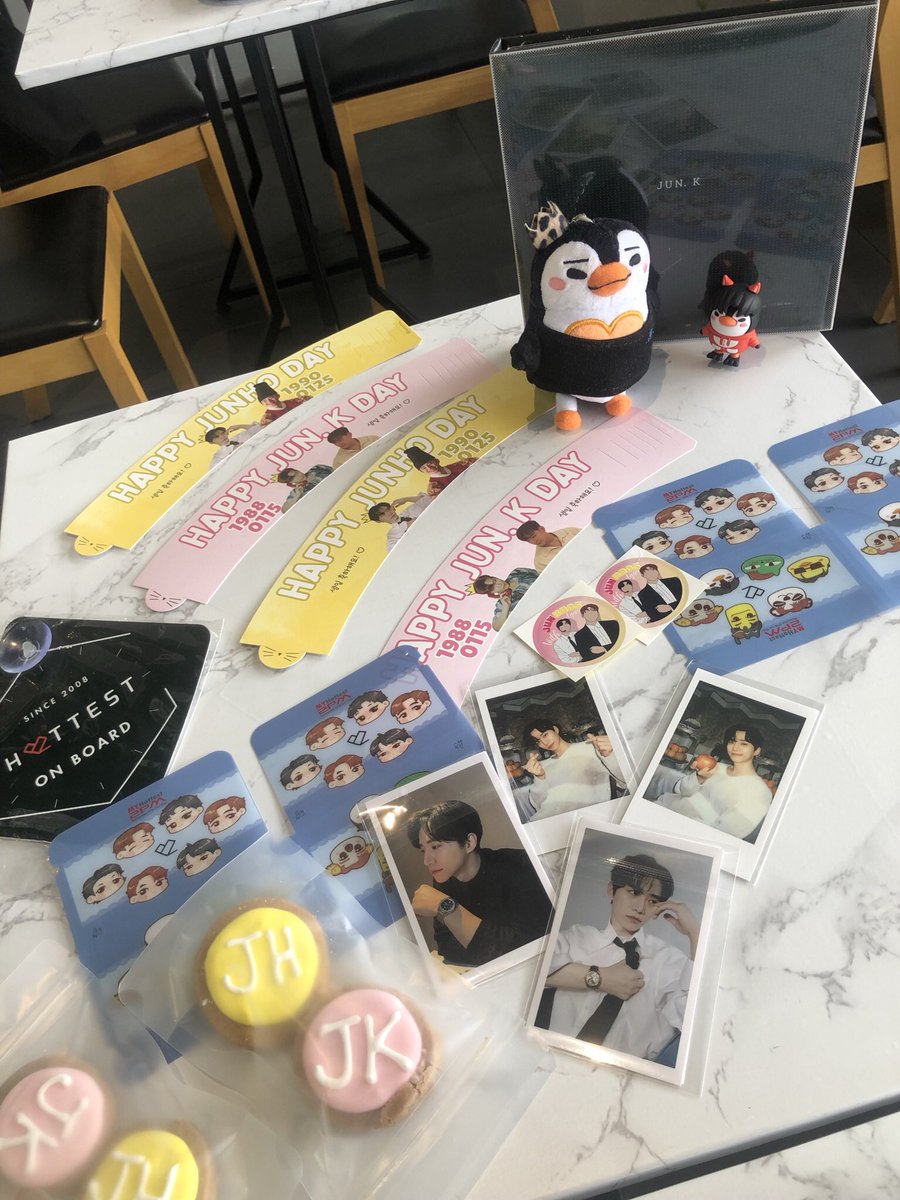 graceyzoopm's tweet photo. Enjoyed Junbros cafe event with Emperor Penpen π§ & @esther03281 π Thanks @MYHottest2PM for organizing and the giveaways too! β€οΈ#WithJUNBROSAgain #2pm #LeeJunHo #Jun_k https://t.co/FIN89769at