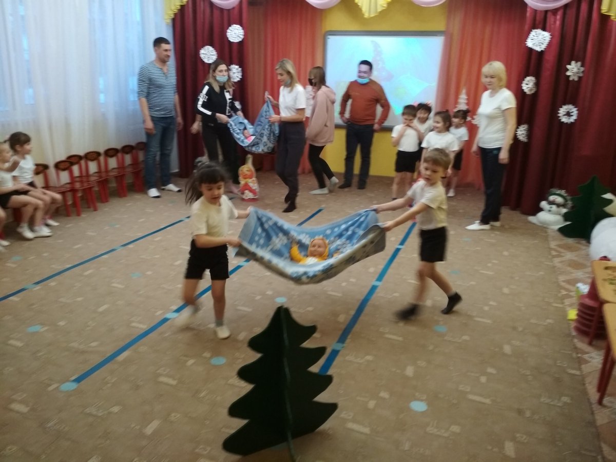 Korablik29's tweet photo. В детском саду прошло физкультурное развлечение «В тридесятом государстве» совместно с родителями. Дети и родители отправились в сказку спасать сказочных героев от злого Кощея. Во всех играх и эстафетах ребята показали какие они дружные, ловкие, быстрые и спортивные. https://t.co/PZBygnj9BI