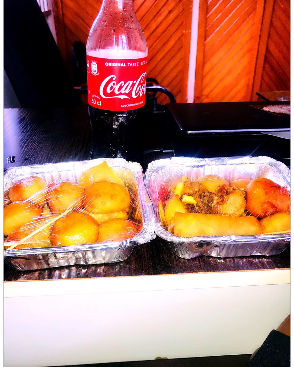 dammygold032's tweet photo. Our crispy, yummy, 😋crunchy chicken small chops is available to compliment your weekend and you can get it step down with @__cocacola_ drink as indicate in frame 2 just because is #weekendoclock #smallchops https://t.co/rjBtpDH2a4