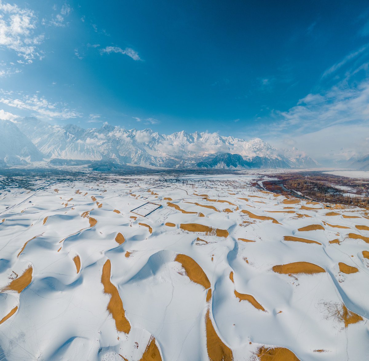 HotelReego's tweet photo. Sarfaranga, where desert meet snow.
#Skardu 
#sarfaranga
#cold_desert https://t.co/DbBC9WoFfd