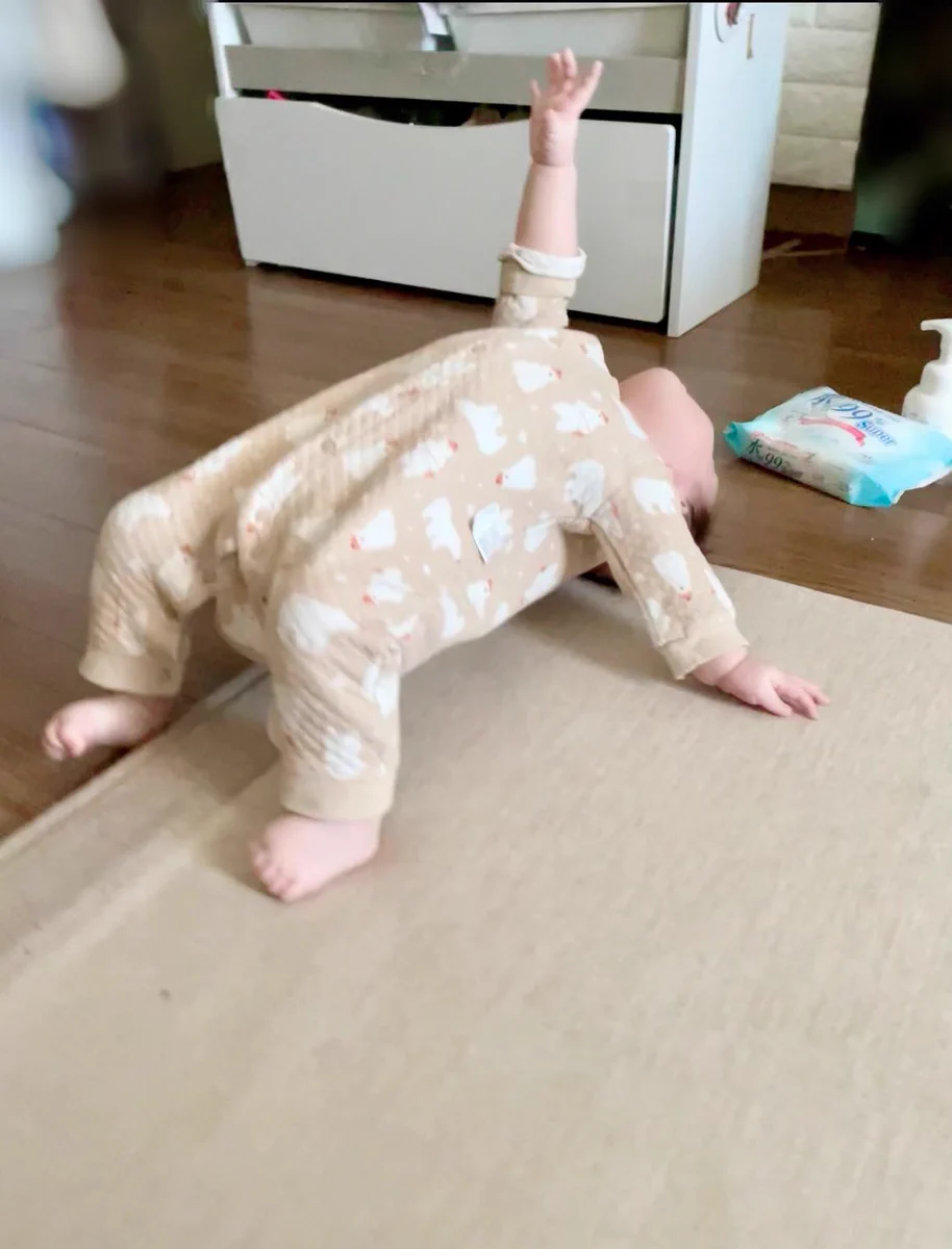 5ヶ月の赤ちゃんのブリッジが美し過ぎる！体幹がすごい！！