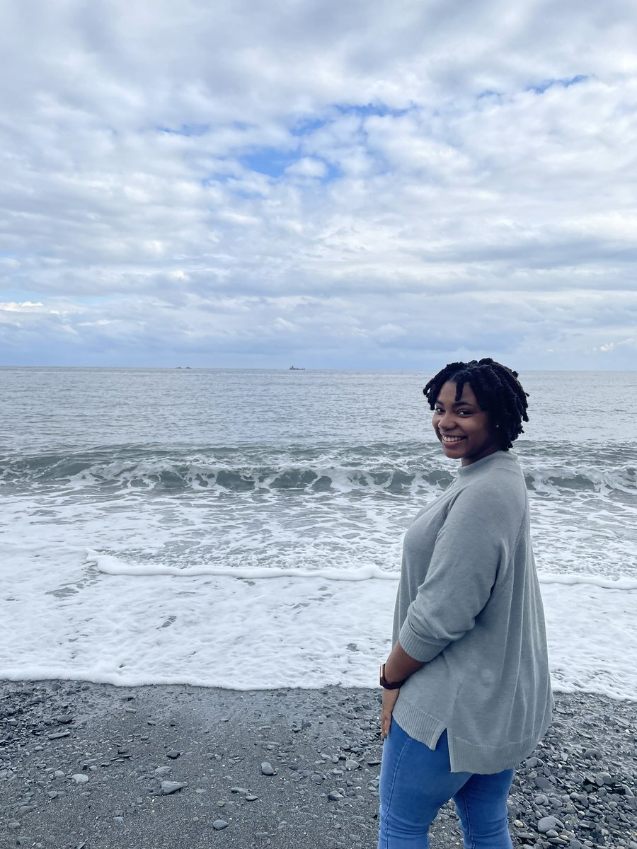 ameeraahb's tweet photo. Did a new style. The shortest I’ve ever had my hair! #locknot #locs https://t.co/BCmSQ6mNHp