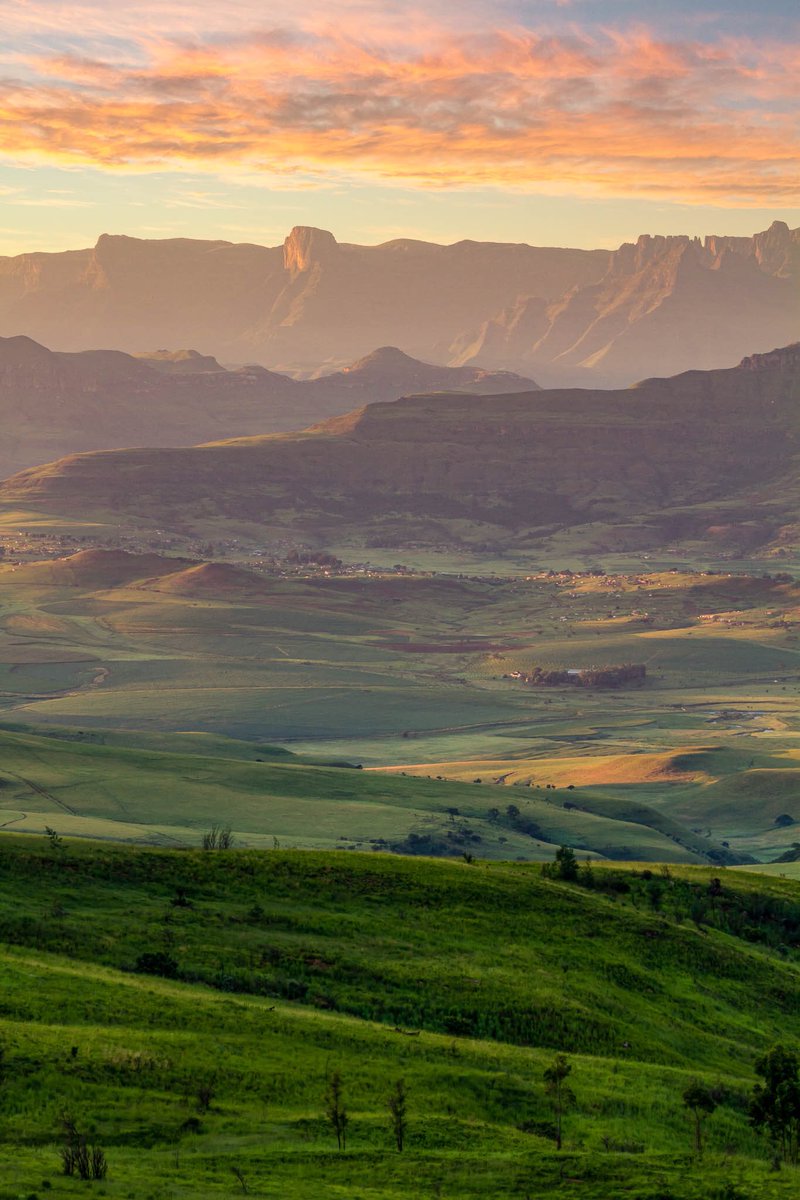 marnusphoto's tweet photo. What's your weekend plans? Sunrise over the #mnweni saddle and the rockeries from Little Switzerland Resort.
#drakpix #drakensberg #menseselense #maloti #ukahlamba #n3gateway https://t.co/E0J9V7MTkp