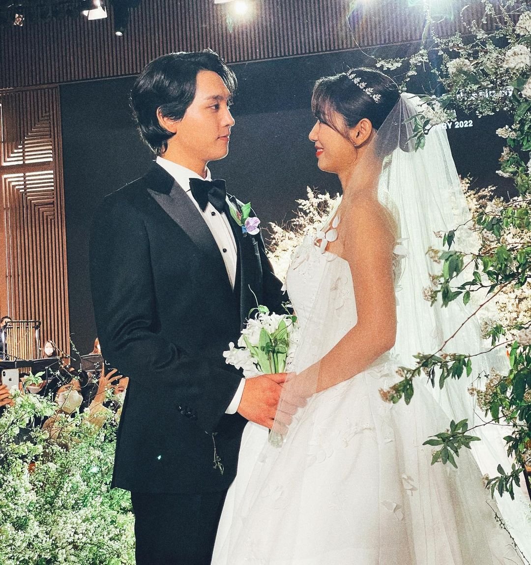 SAN73899887's tweet photo. They can be romantic and cute at the same time 💕❤
#Congratulations 😍
#ParkShinHye #ChoiTaeJoon https://t.co/ffq1BZNyji
