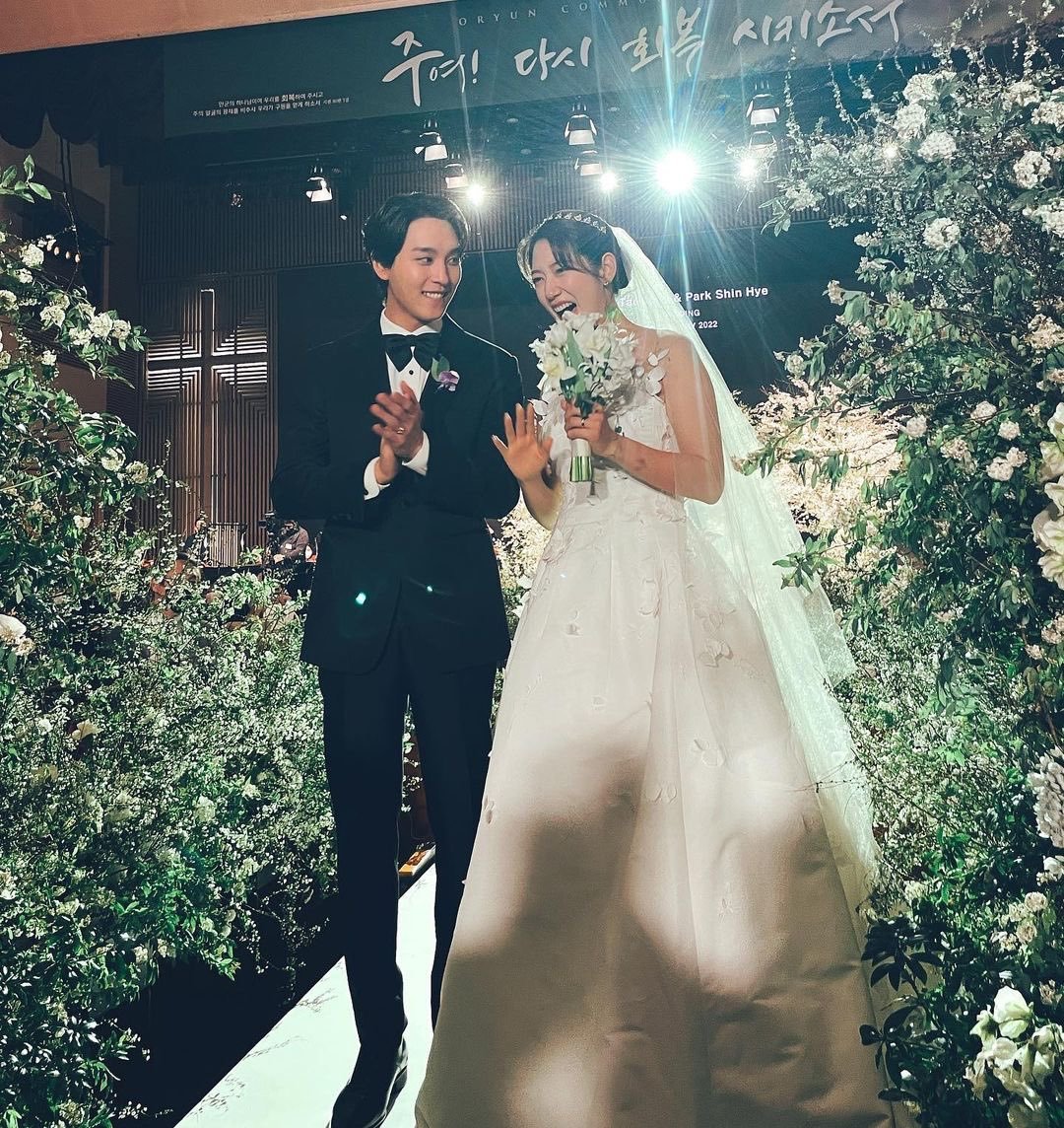 SAN73899887's tweet photo. They can be romantic and cute at the same time 💕❤
#Congratulations 😍
#ParkShinHye #ChoiTaeJoon https://t.co/ffq1BZNyji