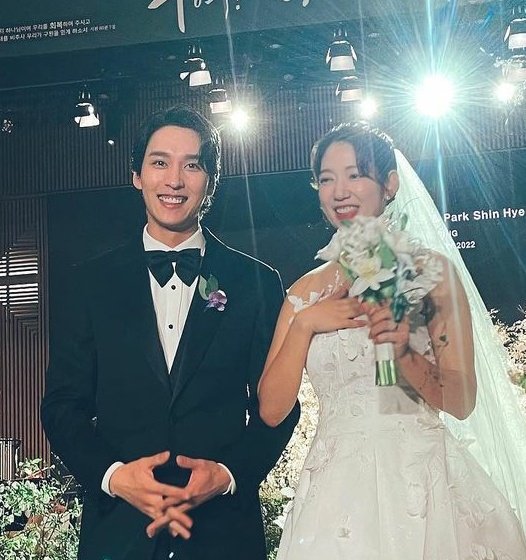 SAN73899887's tweet photo. They can be romantic and cute at the same time 💕❤
#Congratulations 😍
#ParkShinHye #ChoiTaeJoon https://t.co/ffq1BZNyji