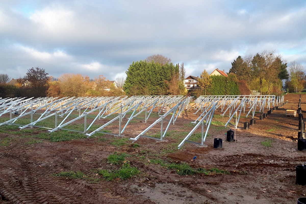 solar_blogger's tweet photo. Den Bau der mehr als 9000 Quadratmeter grossen Freiflächen-Solarthermieanlage für die
Fernwärme der Stadtwerke Lemgo können Interessierte im Internet verfolgen. Die Wärme soll künftig ins Fernwärmenetz eingespeist werden. @agfw_ev 
https://t.co/zc4qwdpLBO https://t.co/MgTyWYRXtU