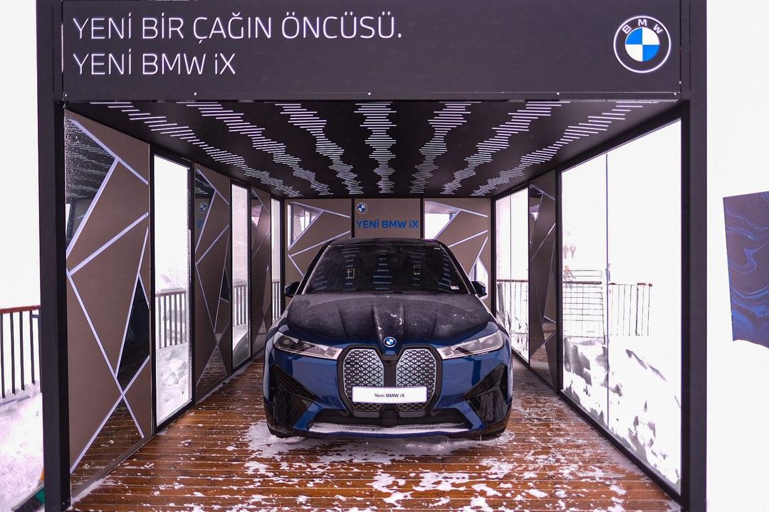 BMWTurkiye's tweet photo. @AlemDergisi ile birlikte gerçekleştirdiğimiz #BMWhite hafta sonu etkinliği için Kaya Palazzo Kartalkaya’dayız. Test sürüşlerimiz, ana odağımız olan sürdürülebilirlik üzerine sohbetlerimiz ve workshoplarımız tüm hızıyla devam ediyor! Bizi takipte kalın. ❄️⛷ https://t.co/hUNVwP9a6S