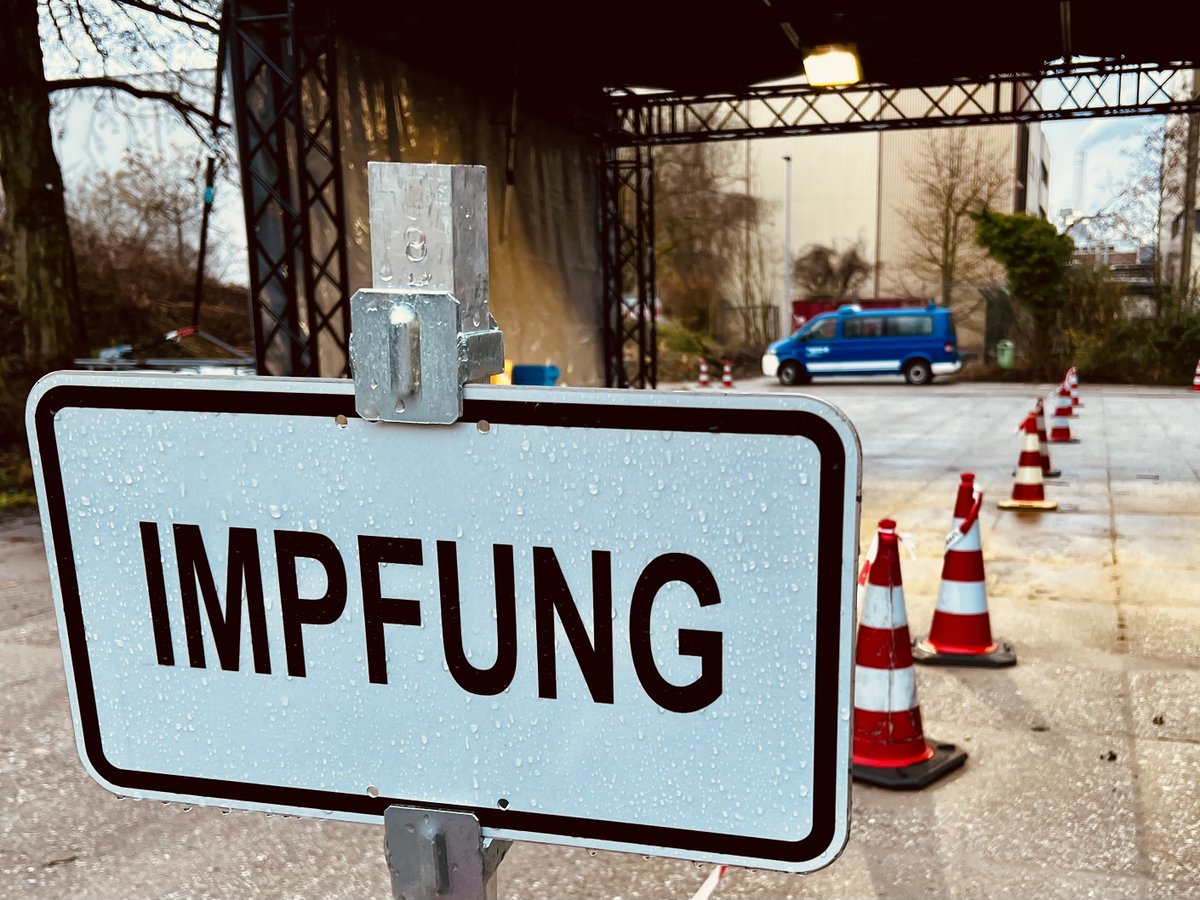 FeuerwehrGL's tweet photo. Unser Impf-Drive-In ist wieder geöffnet. Wir bieten ab dem 12. Lebensjahr Erst-, Zweit- und Boosterimpfungen gegen das Corona-Virus ohne Termin an. Wir sind bis 16 Uhr da. Alle Infos unter:
▶ https://t.co/FEICMnsMg6 #EinsatzfürGL #boosterimpfung #impfenhilft #GLImpft https://t.co/BR9Ly9pX0X