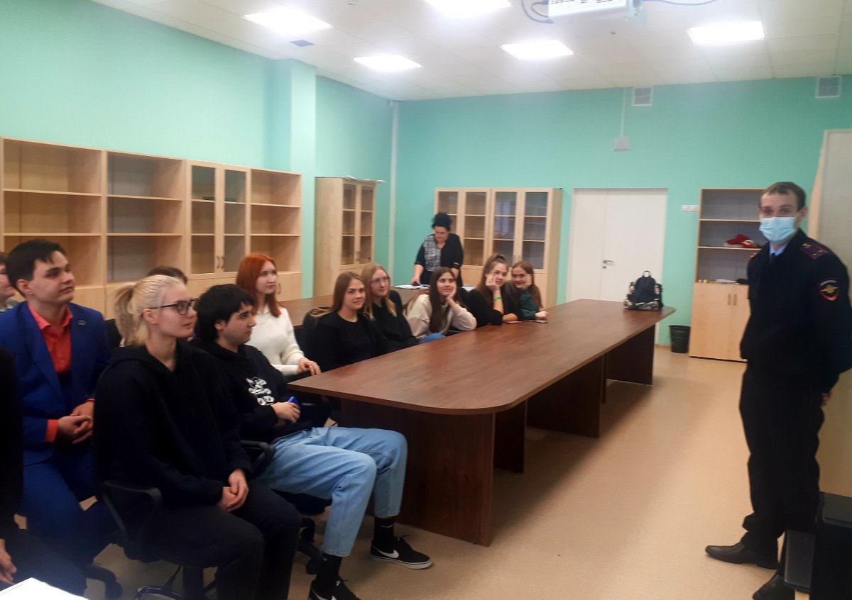 zMqJOG5yVM9XwLD's tweet photo. В рамках Всероссийской акции «Студенческий десант» сотрудники полиции и общественники провели профориентационнную встречу со старшеклассниками, в ходе которой учащимся продемонстрировали фильм о ведомственных вузах и познакомили ребят с работой следственного отделения. https://t.co/WytSDjKGFw