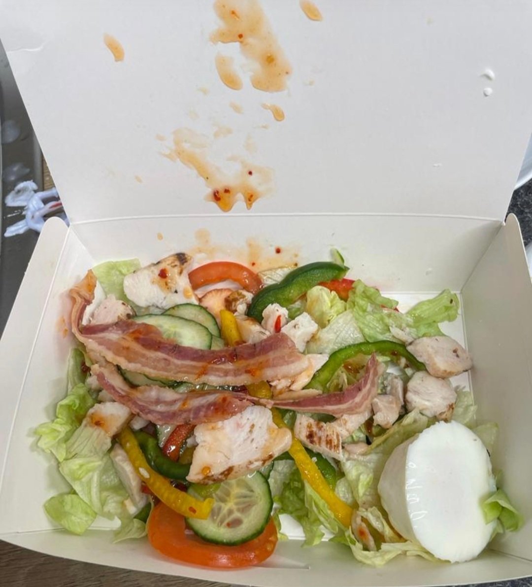 carlymogs's tweet photo. @SUBWAY todays salad from subway barrow in furness! Usually packed! For the price this is terrible..... https://t.co/6cKNuBICVX