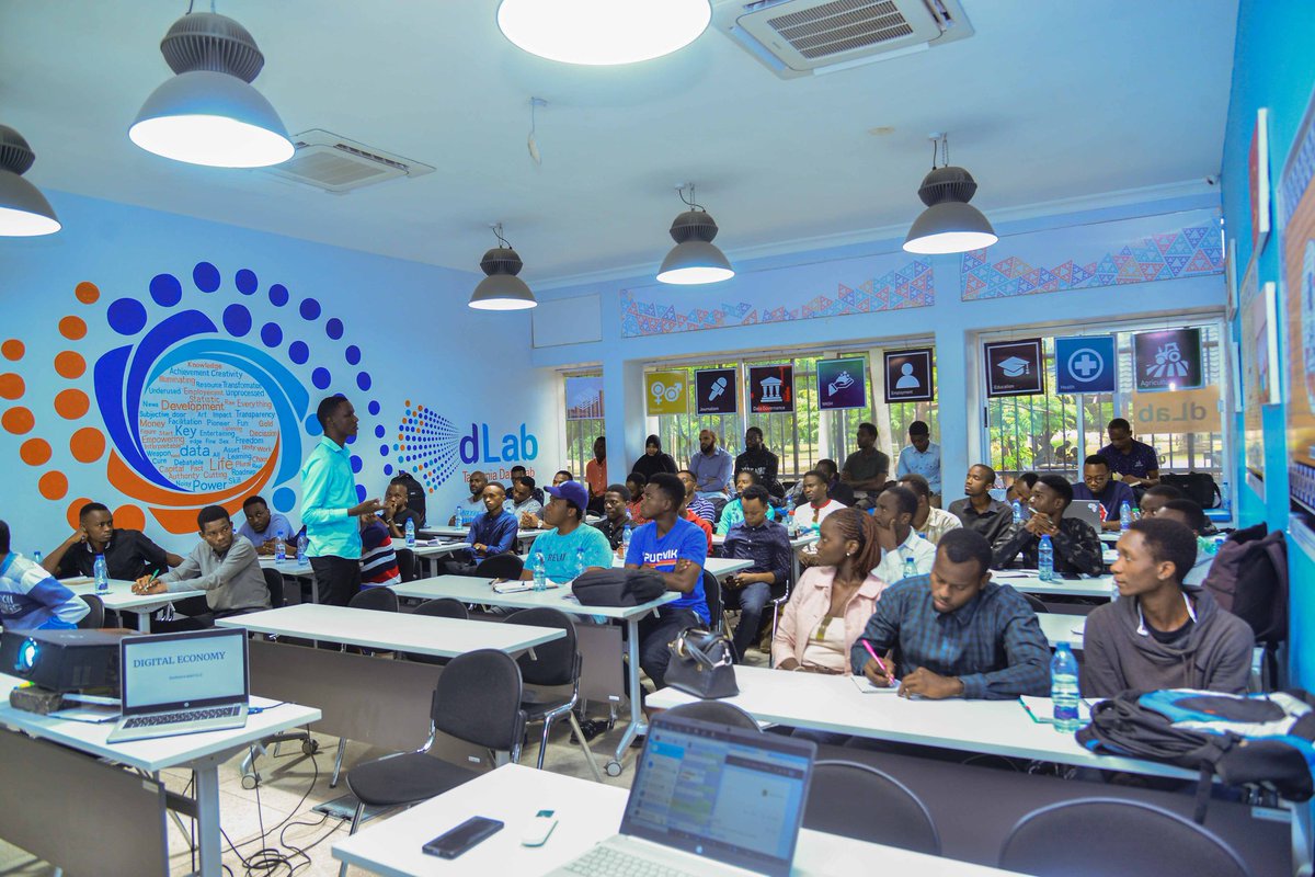 SanukaKidijital's tweet photo. Vijana wanapokea madini kwenye #FreelancingWorkshop muda huu https://t.co/2K8FqRl7Yd