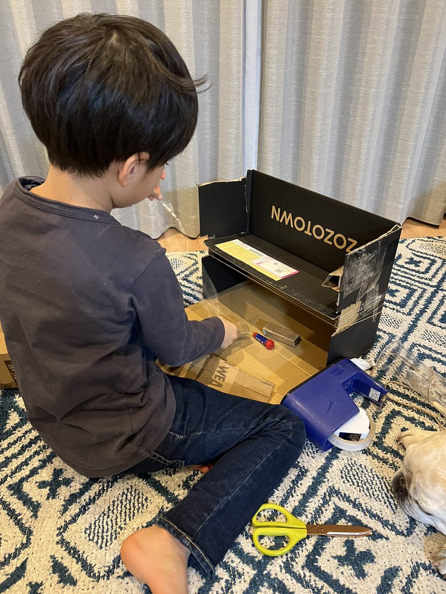 コロナ禍で自宅で過ごすことが増えたけど
工作大好きな6歳の息子は
ゾゾタウンの段ボールで
何時間も遊んでます。

これは
肘付きのソファーだそうです。
#ZOZOTOWN さん
#前澤友作 さん

ありがとうございます。