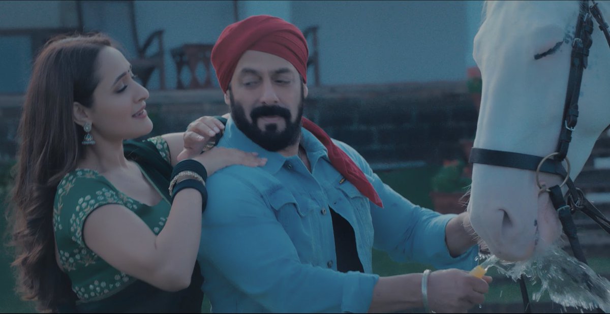 SunnyShines_'s tweet photo. Such a soulful vibes from the song #MainChala. I just loved this look of Salman Khan! Chemistry with @ItsMePragya is sweet. The more u listen to it the more you get addicted to it. @GuruOfficial voice ❤️ @IuliaVantur sung well in her natural accent. It’s on loop #MainChalaOutNow https://t.co/E9yojbAA5v