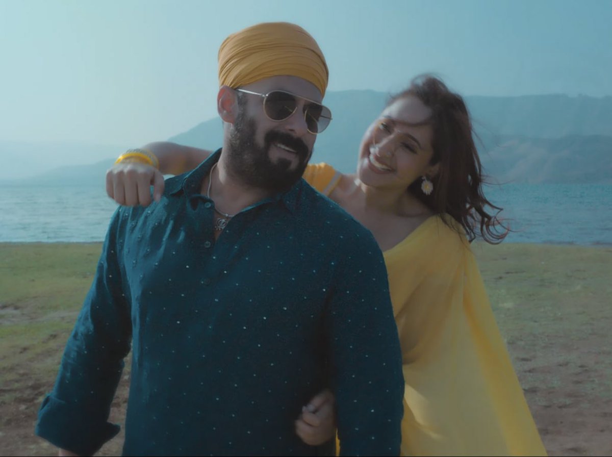 SunnyShines_'s tweet photo. Such a soulful vibes from the song #MainChala. I just loved this look of Salman Khan! Chemistry with @ItsMePragya is sweet. The more u listen to it the more you get addicted to it. @GuruOfficial voice ❤️ @IuliaVantur sung well in her natural accent. It’s on loop #MainChalaOutNow https://t.co/E9yojbAA5v