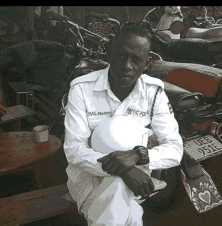 AKasingye's tweet photo. Sad! PC Nwenyi left his Tororo unit to visit his girlfriend. They had a misunderstanding over messages on her phone. He walked away with the phone. At Makerere-Nakulabye junction, she caught up with him &amp; raised an alarm accusing him of theft. The mob lynched him @PoliceUg https://t.co/9ZWVQejnsG