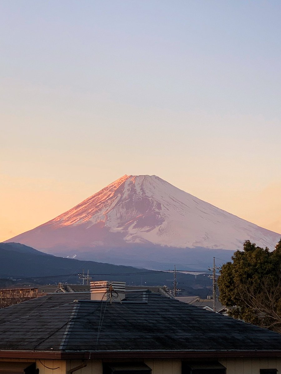 Sunset 夕焼け 優しく焼けました🥰 左側、愛鷹山の向こうは結構赤かった🔥 本日もお疲れ様😆🍵🌈✨ Have a lovely night all! 優焼け富士山パワー🗻🙌 静岡県裾野市 