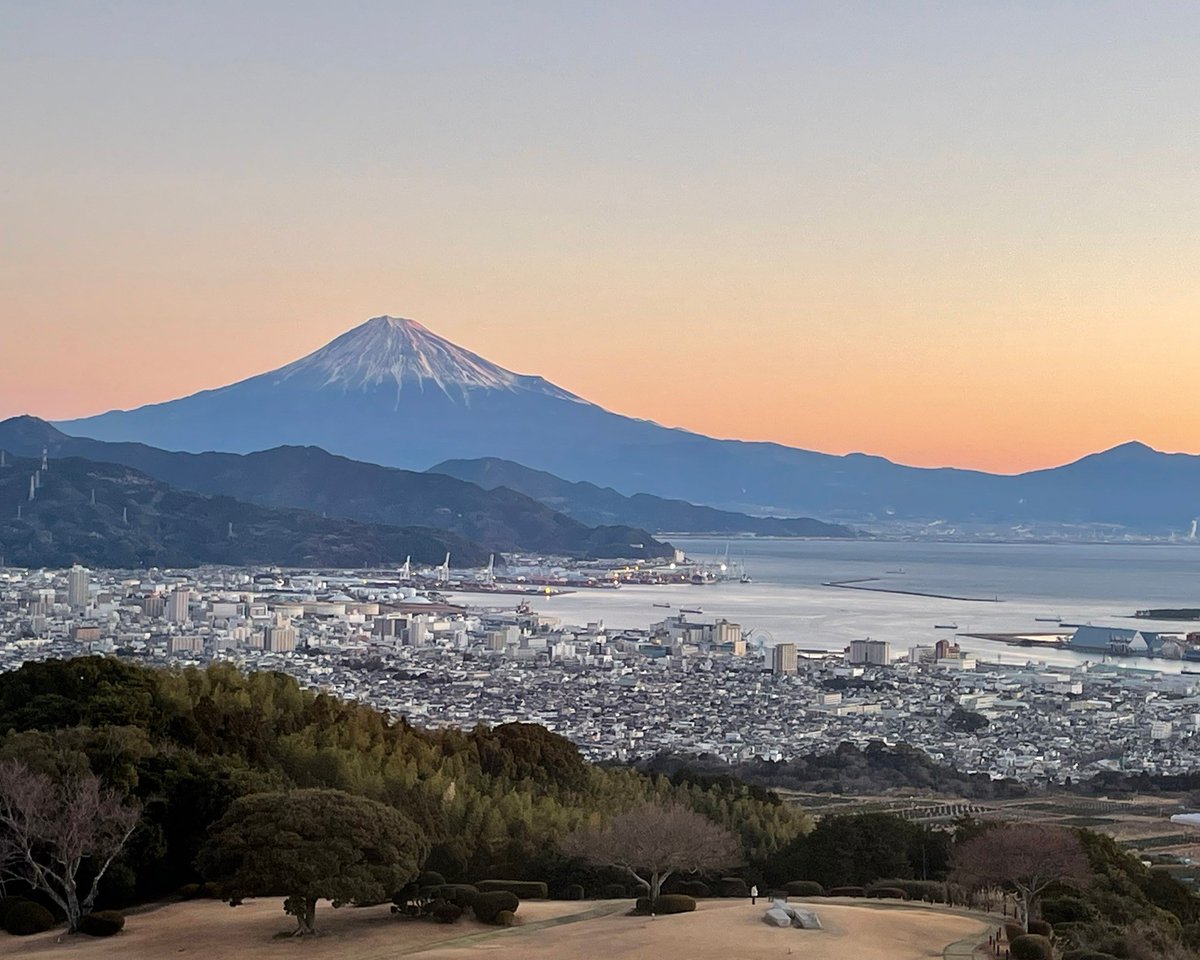 静岡県から撮影した富士山 知り合いが送ってくれました😊 夕陽に染まる茜色 海は駿河湾ですね😊 この風景,絵になるなぁ🤩