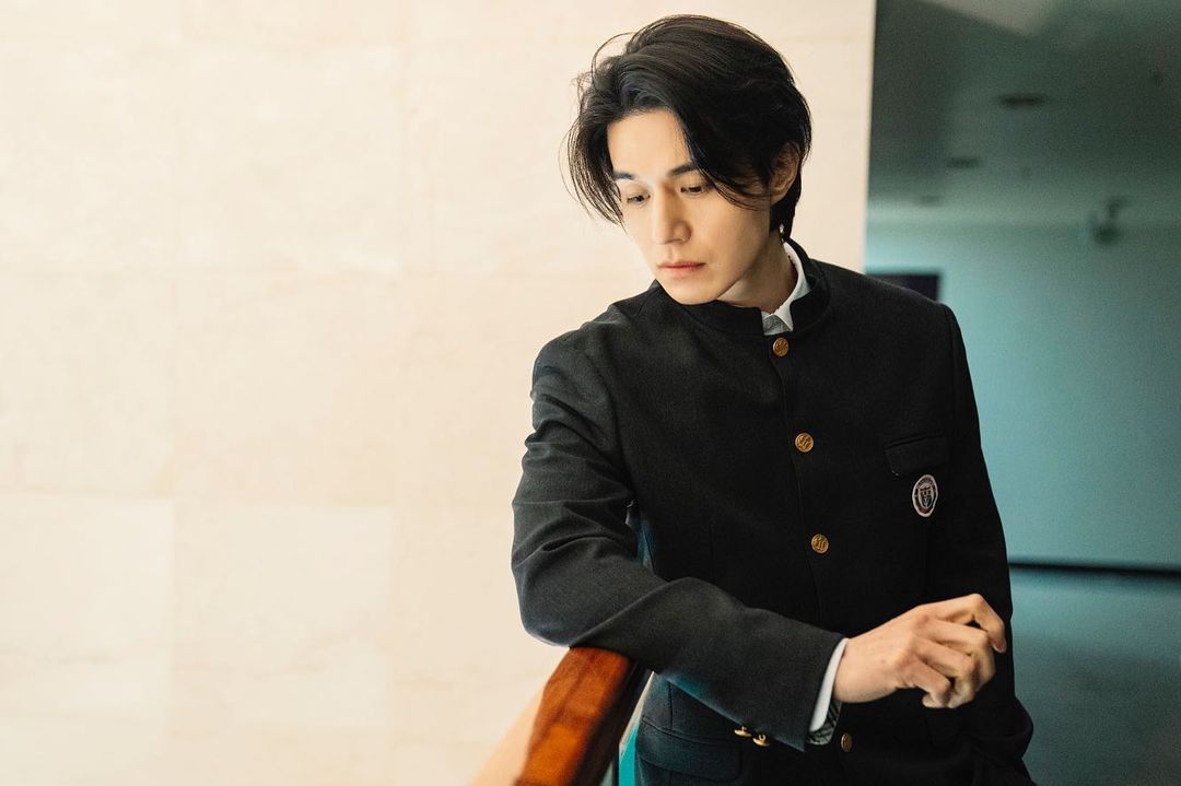 수열의 𝔻𝕀𝔸ℝ𝕐 [🏫] - 교복도 화보로 소화해버리는 동욱 배우🖤 이게 바로 MZ 맞죠? 멋.짐 😉 오늘 밤 10시 40분에도 tvN <배드 앤 크레이지>와...