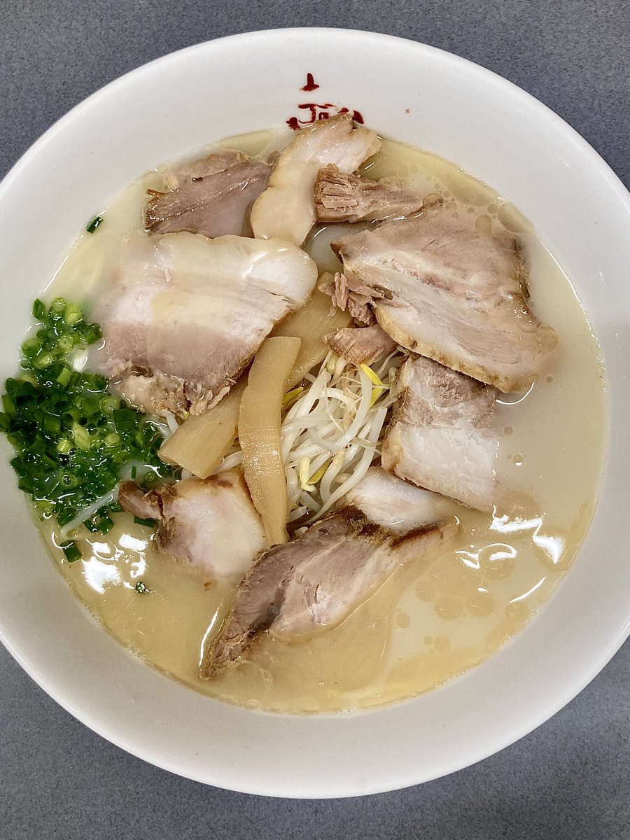 kamujinn's tweet photo. 昭和28年…現在は撤去されてますが宮崎初のアーケード銀天街に久留米の流れを汲む、ラーメン喜夢良が誕生しました。現在はコチラ大淀店と北店へと伝説は受け継がれてます。
#宮崎ラーメン
#喜夢良大淀店
#塩大盛チャーシューにおにぎり
#中毒性あり
#2022年13杯目
#カムジンラーメンアドベンチャー宮崎 https://t.co/gCqsV2vSS5