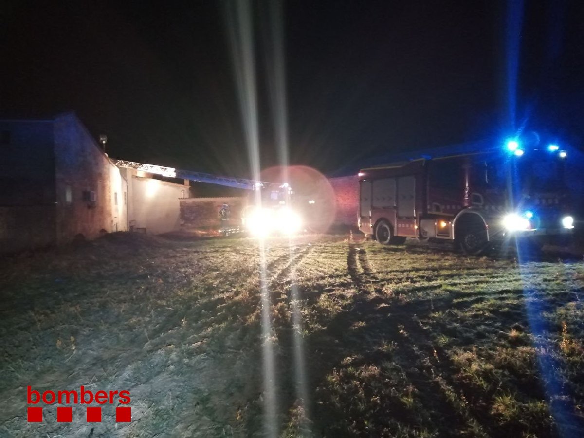 Una persona intoxicada en l'incendi d'una masia a Fals 