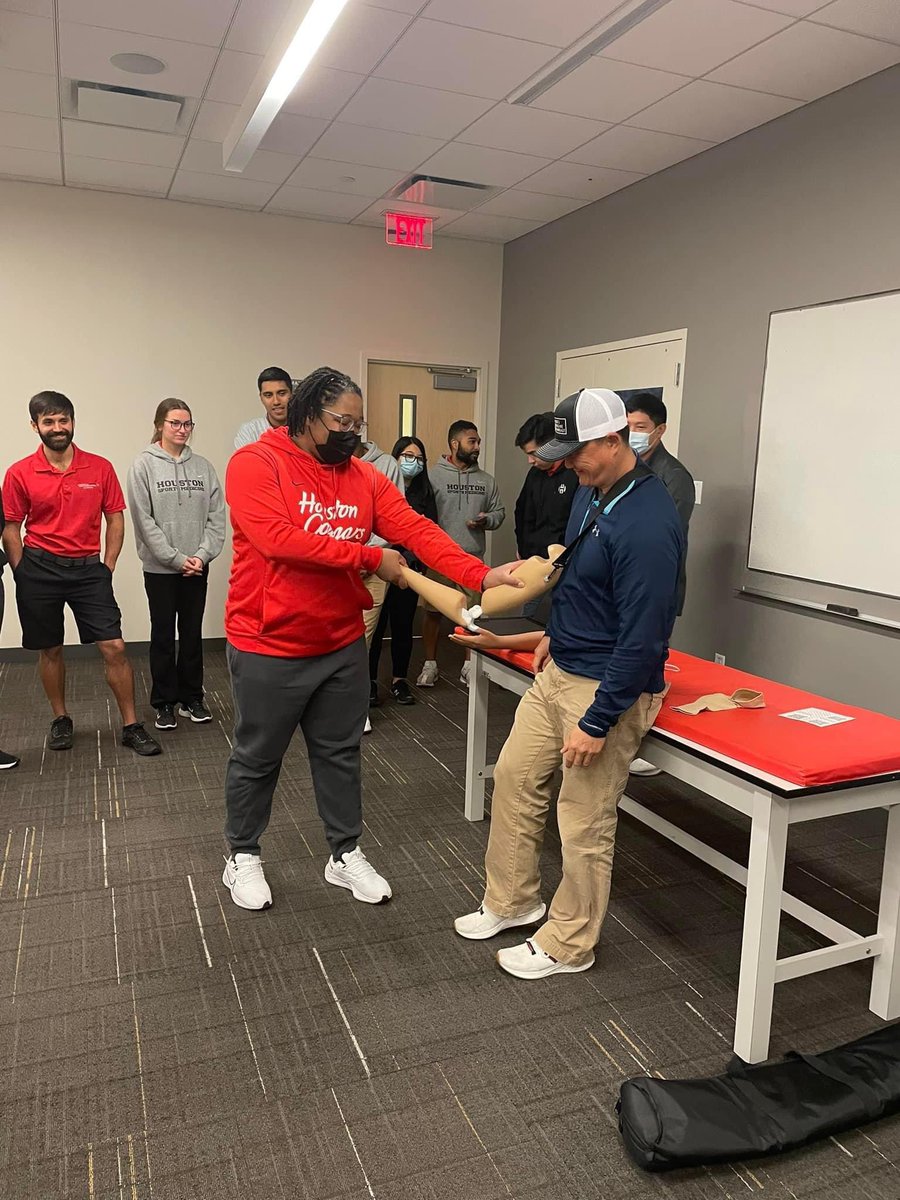 NaturallyNatura's tweet photo. Learned how to reduce shoulder/elbow dislocations! #UH #AthleticTraining #GoCoogs #ATsAreEssential #MATStudent https://t.co/38LK2K9Pen
