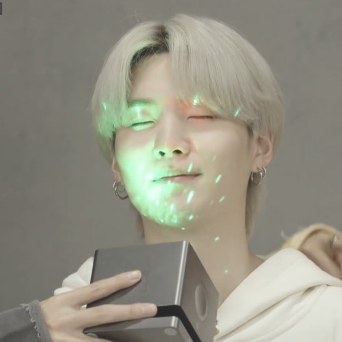 yoongi modeling the mood lamp 🥺🥺