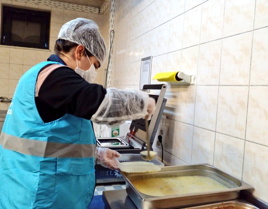 AnkaraKYGM's tweet photo. Mahmut Nedim Zabcı Yurdu öğrencileri #KomşumProjesine destek verdi, yurtta kendileri için pişen yemekleri sıcak sıcak 🥣komşularıyla paylaştı.🤗 https://t.co/2HKkYxgPag