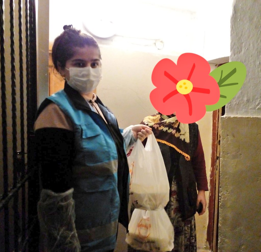 AnkaraKYGM's tweet photo. Mahmut Nedim Zabcı Yurdu öğrencileri #KomşumProjesine destek verdi, yurtta kendileri için pişen yemekleri sıcak sıcak 🥣komşularıyla paylaştı.🤗 https://t.co/2HKkYxgPag