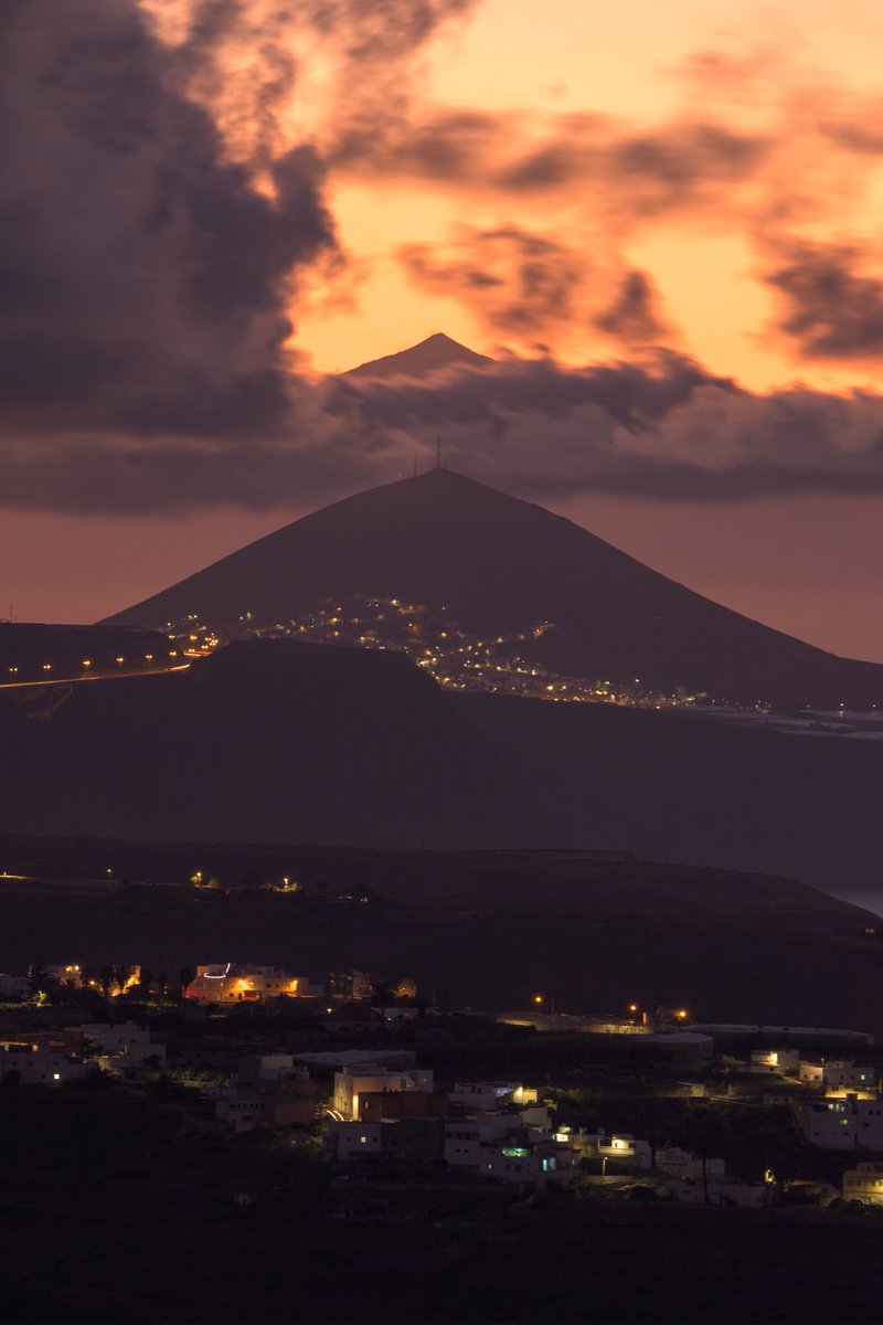 phantomteamlive's tweet photo. El Teide sobresaliendo por encima de las nubes y de la montaña de Gáldar, me parecen súper curiosas este tipo de alineaciones, que caprichosa es la naturaleza😜 https://t.co/CLbyrCXEAc