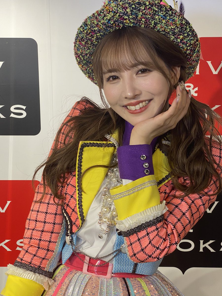 nagashi19's tweet photo. 今日はゆあちゃんの写真集、your selectionの発売記念イベントでした✨
ゆあちゃんと、かへみさんと、いむたんさんと終始わちゃわちゃしてて楽しかった😊
デニムの裾上げとTシャツ膨らます作業しなければw
今日もゆあちゃん可愛すぎ❤️帰って写真集堪能します😍
#三上悠亜 #yua_mikami #yourselection https://t.co/xkXAzv3u5S