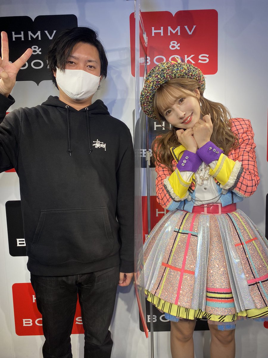nagashi19's tweet photo. 今日はゆあちゃんの写真集、your selectionの発売記念イベントでした✨
ゆあちゃんと、かへみさんと、いむたんさんと終始わちゃわちゃしてて楽しかった😊
デニムの裾上げとTシャツ膨らます作業しなければw
今日もゆあちゃん可愛すぎ❤️帰って写真集堪能します😍
#三上悠亜 #yua_mikami #yourselection https://t.co/xkXAzv3u5S