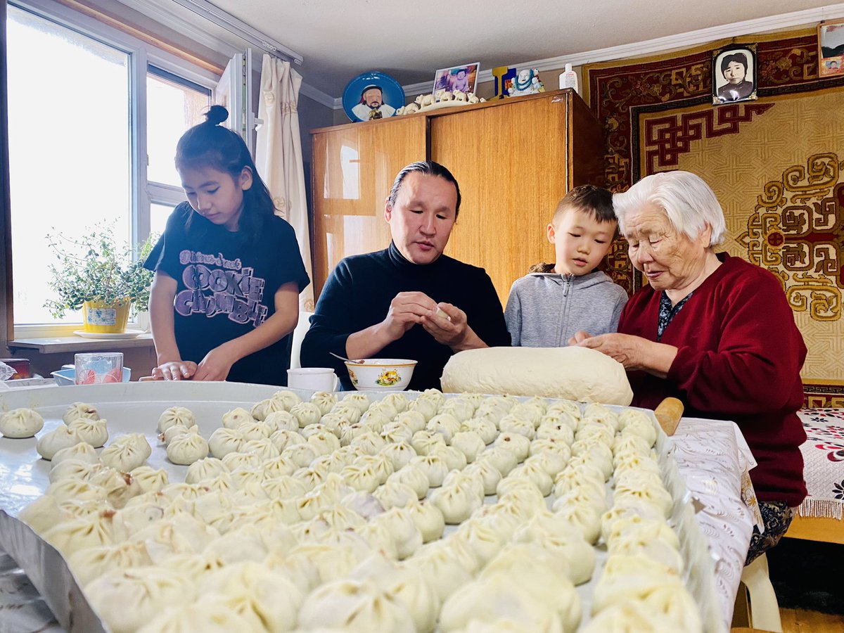 Амралт ингээд л буузан дунд ээж заасаар л б на