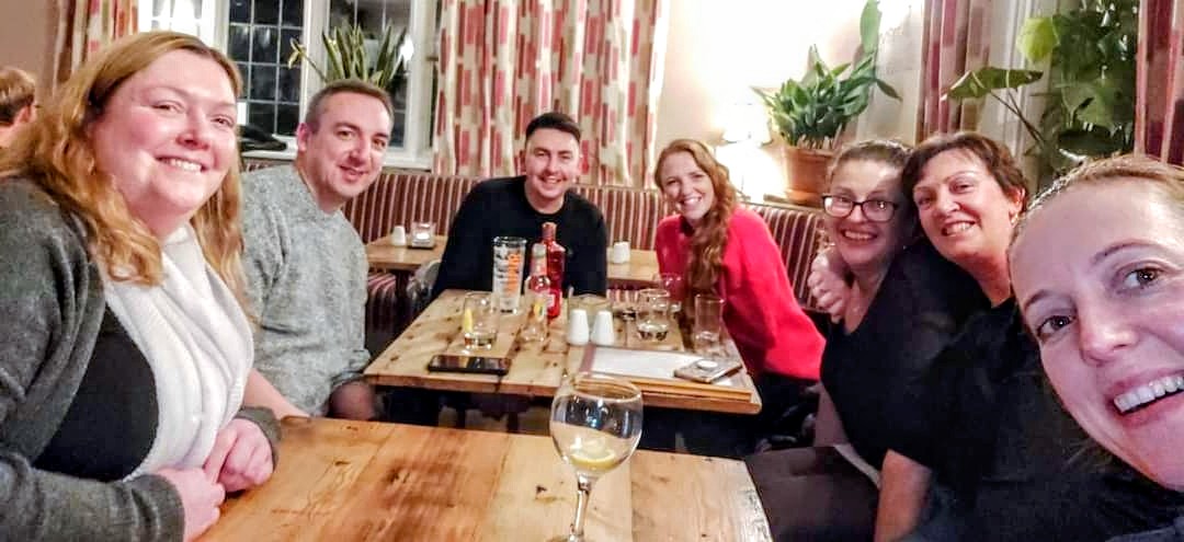 JasonBowler1's tweet photo. Crew get-together after watching @Keziagillmusic support The Shires in Newark, and look who joins us! 🙂🥃🍺🍹 #FNC #FridayNightCrew @KeziaGillFNC #pourmeastrongone #keziagill https://t.co/DTIfvxIOn1