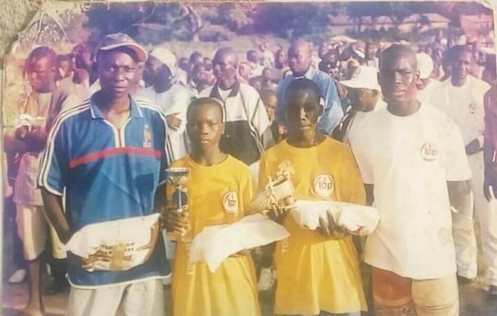 Joignez-vous à nous pour souhaiter joyeux anniversaire au Capitaine Aboubakar Vincent, ancien pensionnaire de L'école de Football des brasseries du Cameroun et passé par la Coupe Top.

Abougoal, Abouchou reste toujours au Top.

#TopCelebrations