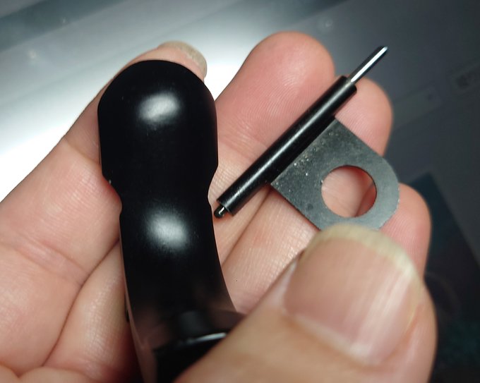 @Yukiaki8322 言葉でいうとムズカシイんですが
V10黒のパーツで←塗装→染めだと思うんですよね。
塗装はどこから見ても1色に見えてややモッタリ?、染めは角度で茶色や青が見えてザラついてますかね 