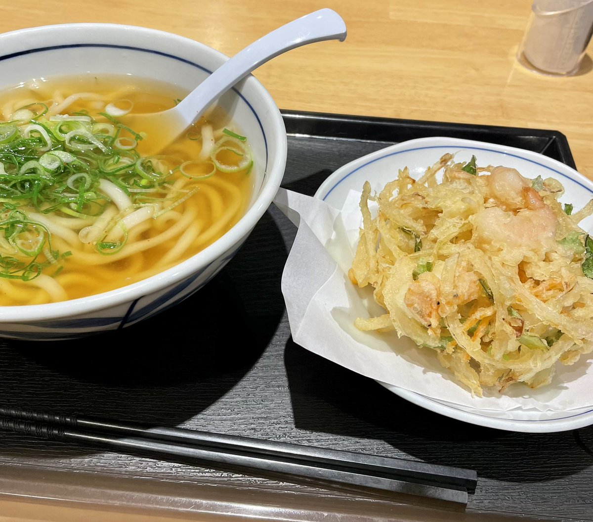 kinon311's tweet photo. B勤帰りにウエストのかき揚げうどんをペロリ笑😋 ご馳走様でしたー🧡💕 https://t.co/a4O7gsZdbJ