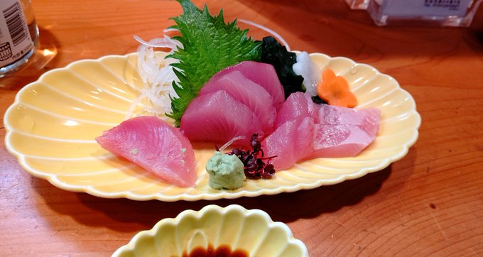 クエは食べられなかったけど、それ以上に地のお魚いっぱい食べてきた。特に白子はめちゃくちゃ美味しかった。 